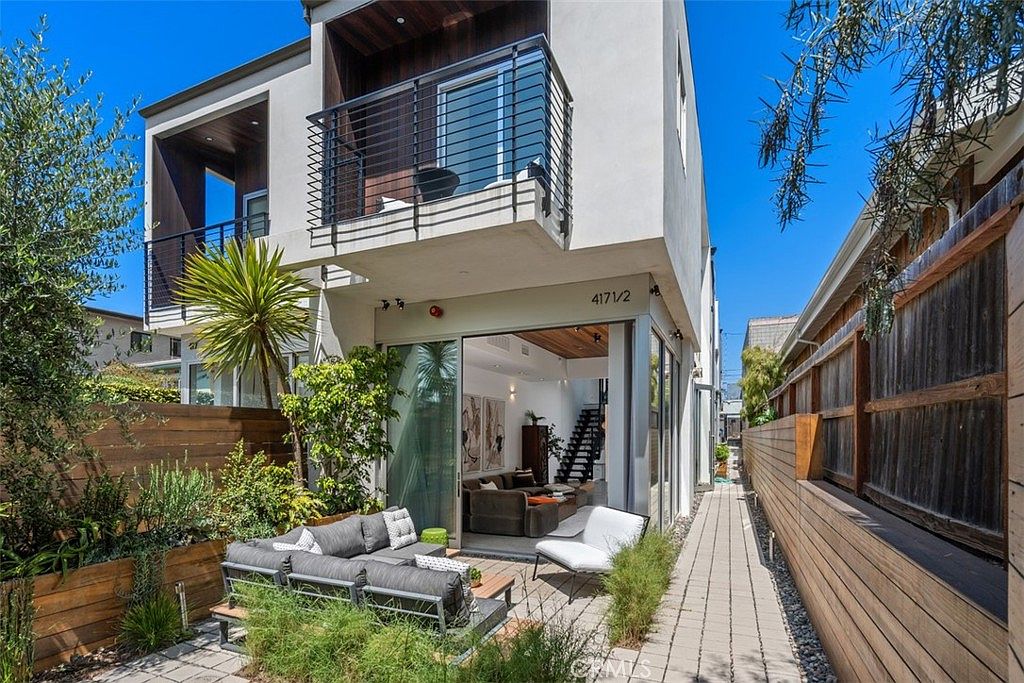 Full elevation of the modern residence with cantilevered second story balcony